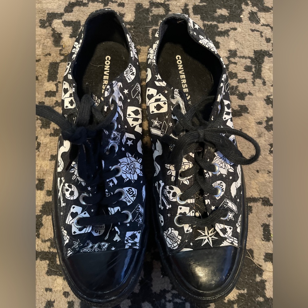 Converse low top men’s size 8 Women’s size 10 Black sneakers w/skull details EUC
